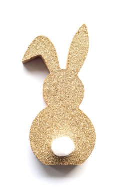 Beyaz arka planda şirin bir Paskalya tavşanı. Mutlu Paskalyalar asgari konsepti. yumuşak seçici odak.