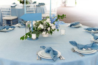 Tatil ve düğün için masa, mavi renk. Bir açık hava restoranında kutlama, parti ya da düğün için bir sehpa. Yumuşak seçici odak.