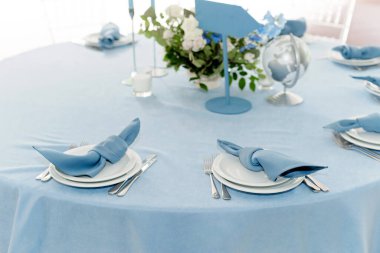 Tatil ve düğün için masa, mavi renk. Bir açık hava restoranında kutlama, parti ya da düğün için bir sehpa. Yumuşak seçici odak.