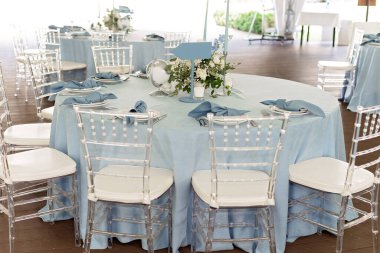 Tatiller ve düğünler için çiçek masa dekorasyonu. Düğün gezginleri, turistler. Bir açık hava restoranında kutlama, parti ya da düğün için bir sehpa. Yumuşak seçici odak.