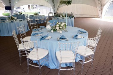 Tatiller ve düğünler için çiçek masa dekorasyonu. Düğün gezginleri, turistler. Bir açık hava restoranında kutlama, parti ya da düğün için bir sehpa. Yumuşak seçici odak.