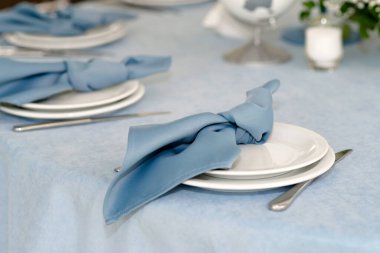 Tatil ve düğün için masa, mavi renk. Bir açık hava restoranında kutlama, parti ya da düğün için bir sehpa. Yumuşak seçici odak.