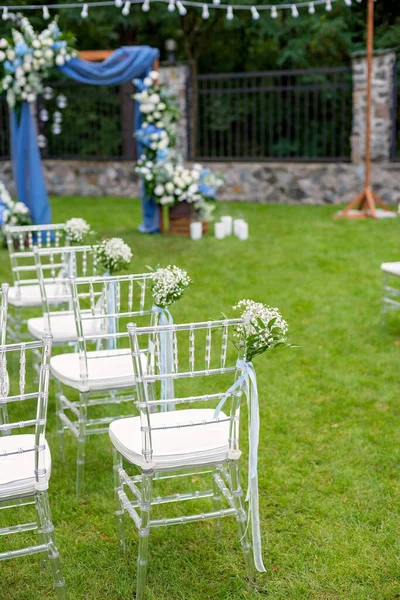 Sillas Decoradas Con Flores Para Invitados Una Ceremonia Boda Aire — Foto de Stock