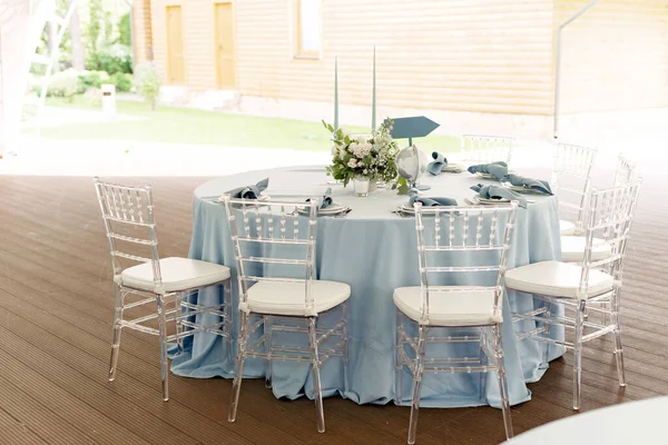 Tatiller ve düğünler için çiçek masa dekorasyonu. Düğün gezginleri, turistler. Bir açık hava restoranında kutlama, parti ya da düğün için bir sehpa. Yumuşak seçici odak.