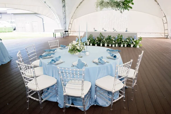 Tatiller ve düğünler için çiçek masa dekorasyonu. Bir açık hava restoranında kutlama, parti ya da düğün için bir sehpa. Yumuşak seçici odak.