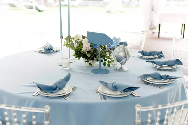 Tatiller ve düğünler için çiçek masa dekorasyonu. Düğün gezginleri, turistler. Bir açık hava restoranında kutlama, parti ya da düğün için bir sehpa. Yumuşak seçici odak.