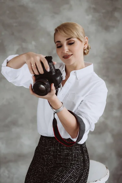 Portrait Young Female Photographer While Taking Pictures Photographing Human Facial — Foto Stock