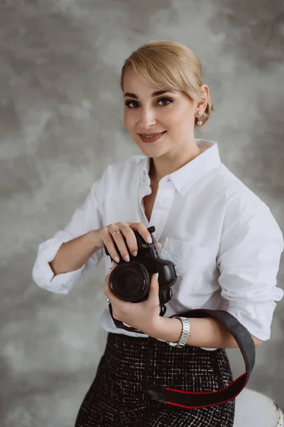 Portrait Cheerful Positive Optimistic Young Woman Photographer Studio Camera Gray — Foto Stock