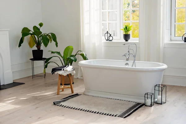 Elegante Baño Interior Moderno Vista Horizontal Una Bañera Vacía Independiente —  Fotos de Stock