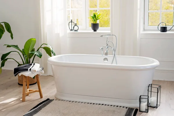 Modern Banyo Içerisi Çok Şık Boş Bir Küvetin Yatay Görüntüsü — Stok fotoğraf
