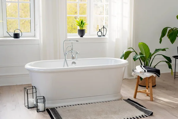 Interior Elegante Casa Banho Moderna Vista Horizontal Uma Banheira Vazia — Fotografia de Stock