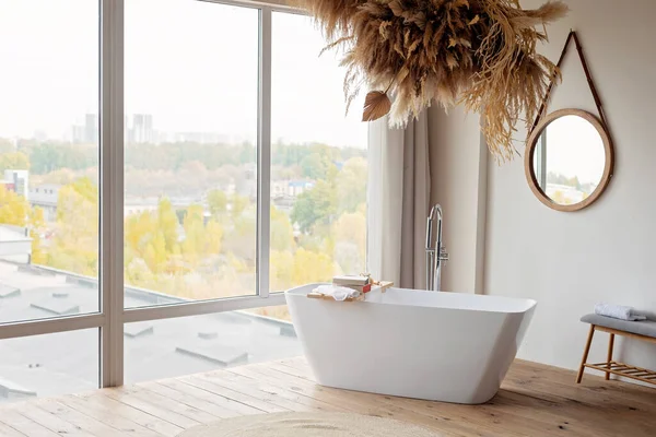 Boho Şık Tasarımı Olan Rahat Parlak Bir Banyo Panoramik Pencerenin — Stok fotoğraf