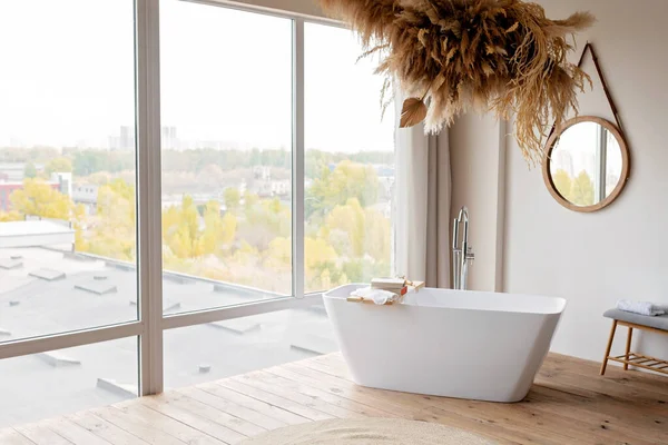 Boho Şık Tasarımı Olan Rahat Parlak Bir Banyo Panoramik Pencerenin — Stok fotoğraf