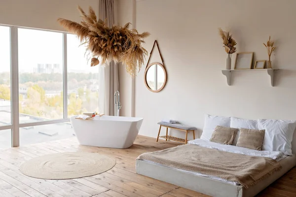Luminoso Dormitorio Boho Chic Moderno Con Una Bañera Blanca Independiente —  Fotos de Stock