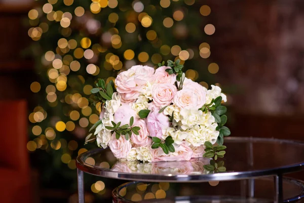 Düğün çiçekleri, gelin buketi yakın plan. Gül süsü ve süs bitkileri, yakın plan, seçici odak, hiç kimse, nesneler