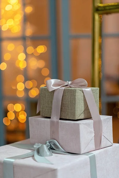 Großaufnahme Festlich Verpackter Geschenkboxen Auf Einem Weihnachtlichen Hintergrund Funkelnder Lichter — Stockfoto