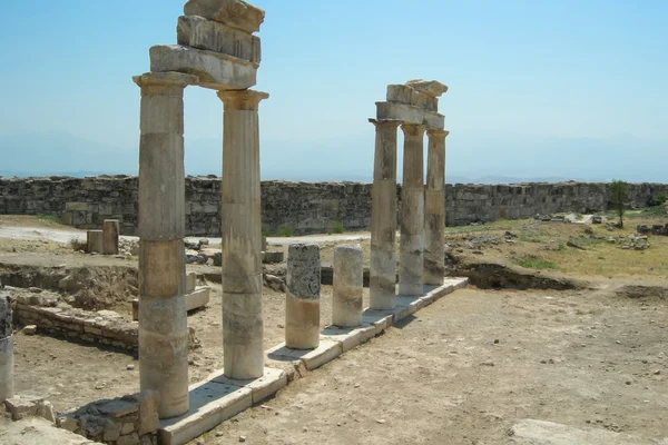 Turkije pamukkale kolom — Stockfoto