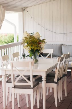 Beyaz masa ve sandalyeler