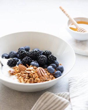 Kahvaltı, yoğurtlu granola.