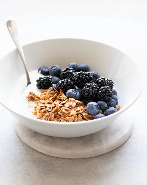 Desayuno, granola con yogur — Foto de Stock