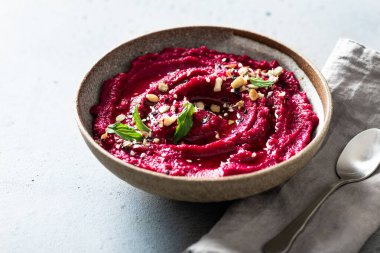 Seramik kasede pancar humusu. 