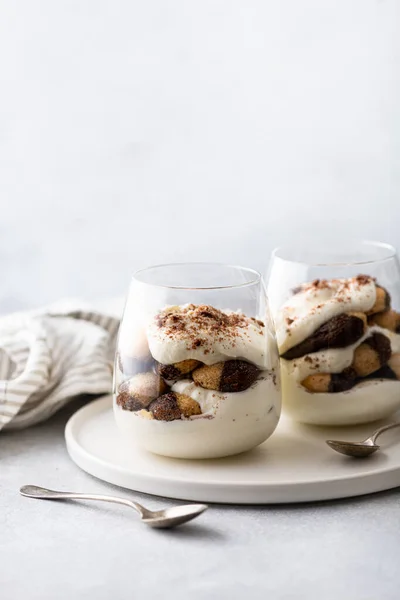 Tiramisu ve sklenici — Stock fotografie