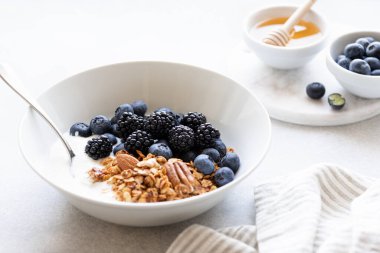Kahvaltı, yoğurtlu granola.