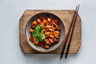 Kung Pao tavuğu, geleneksel Çin yemeği.