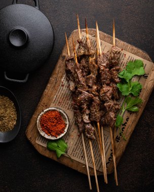 Bambu şiş üzerinde Çin kebabı, üst manzara.