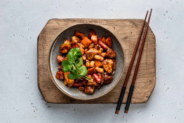 Kung Pao tavuğu, geleneksel Çin yemeği.