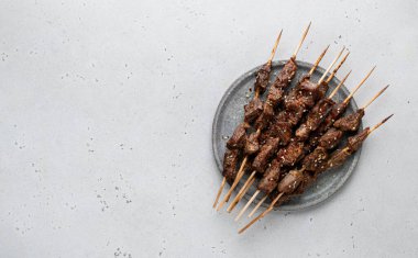 Bambu şiş üzerinde Çin kebabı, üst manzara.