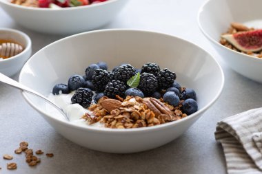 Kahvaltı, yoğurtlu granola.