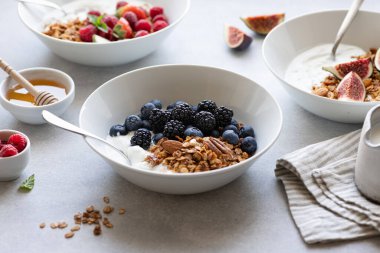 Kahvaltı, yoğurtlu granola.