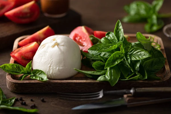 Fromage burrata, tomates et basilic — Photo