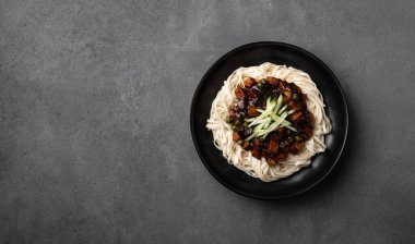 Jajangmyeon, kara fasulye soslu Kore eriştesi.