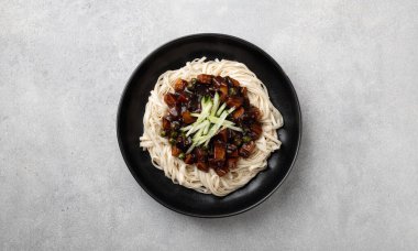 Jajangmyeon, kara fasulye soslu Kore eriştesi.