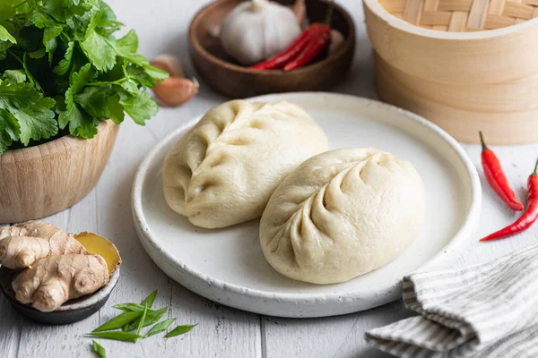 Geleneksel Kore buğulama turtası, pyanse veya pigodi, beyaz ahşap arka planda, seçici odak