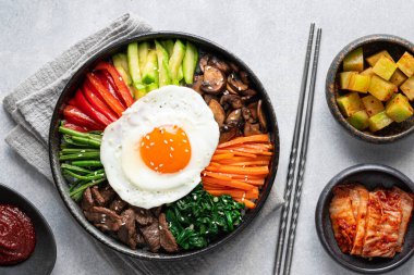  Bibimbap, geleneksel Kore yemeği, üst manzara.