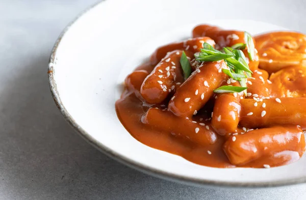 Tteokbokki, vara de arroz em molho picante, cozinha coreana tradicional — Fotografia de Stock