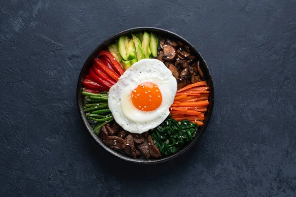  Bibimbap, geleneksel Kore yemeği, üst manzara.