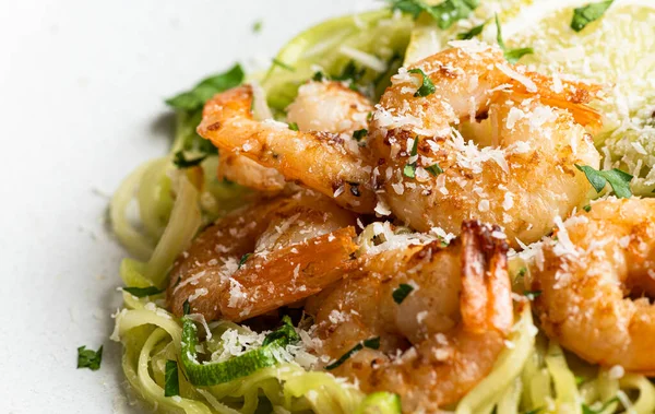 Kabaklı makarna ve karides. 