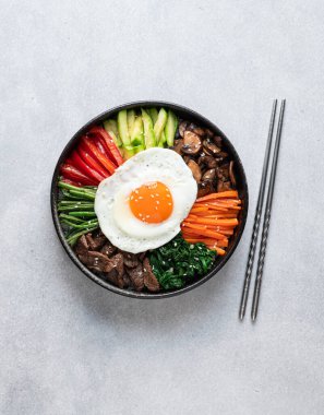  Bibimbap, geleneksel Kore yemeği, üst manzara.