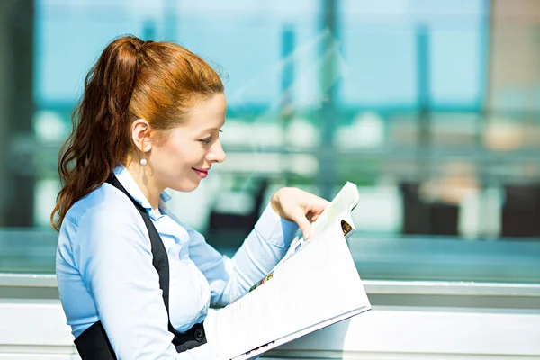 Woman reading magazine — Stock Photo, Image