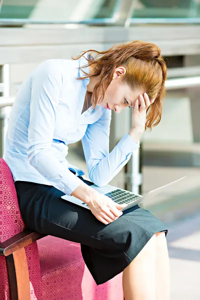 Femme d'affaires stressée travaillant sur ordinateur — Photo