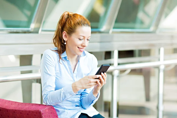 Zakelijke vrouw texting op een telefoon — Stockfoto