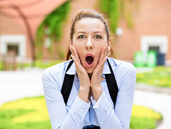 Überraschte glückliche Geschäftsfrau — Stockfoto