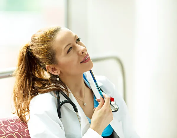 Daydreaming female doctor in hospital — Stock Photo, Image