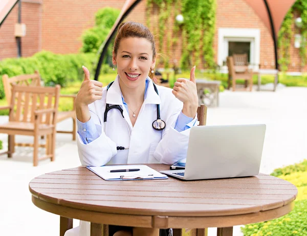 Doctor giving thumbs up — Stock Photo, Image