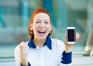 mutlu bir kadın onun akıllı telefon gösterilen