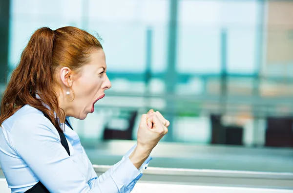 Mujer de negocios gritando enojado — Foto de Stock